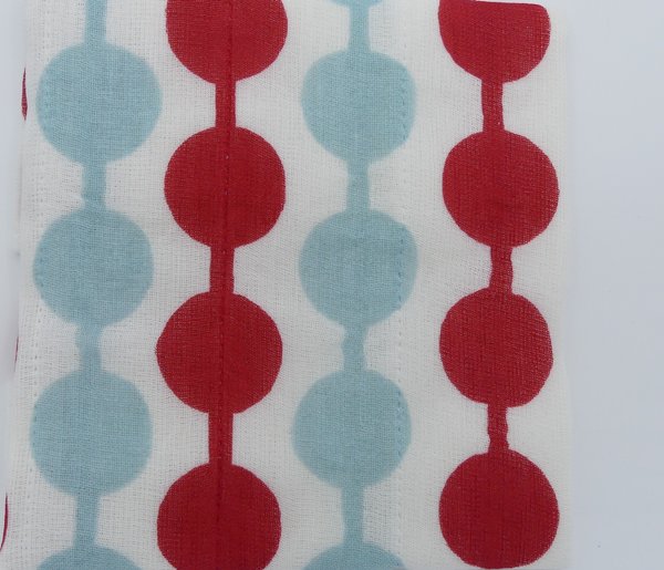 serviette super absorbante motif géométrique rouge et bleu