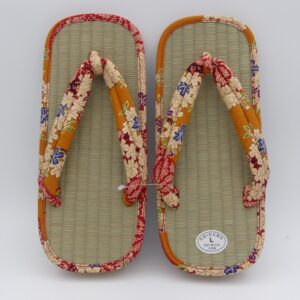 Sandales traditionnelles en paille lanières fleuries couleur safran
