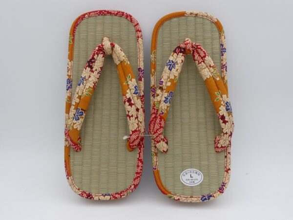 Sandales traditionnelles en paille lanières fleuries couleur safran